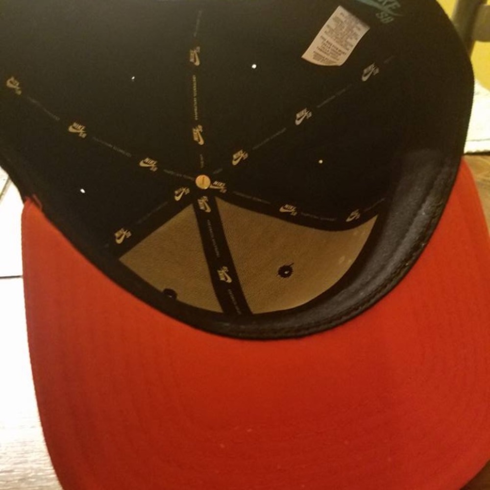 Nike - Picture 2 of 2